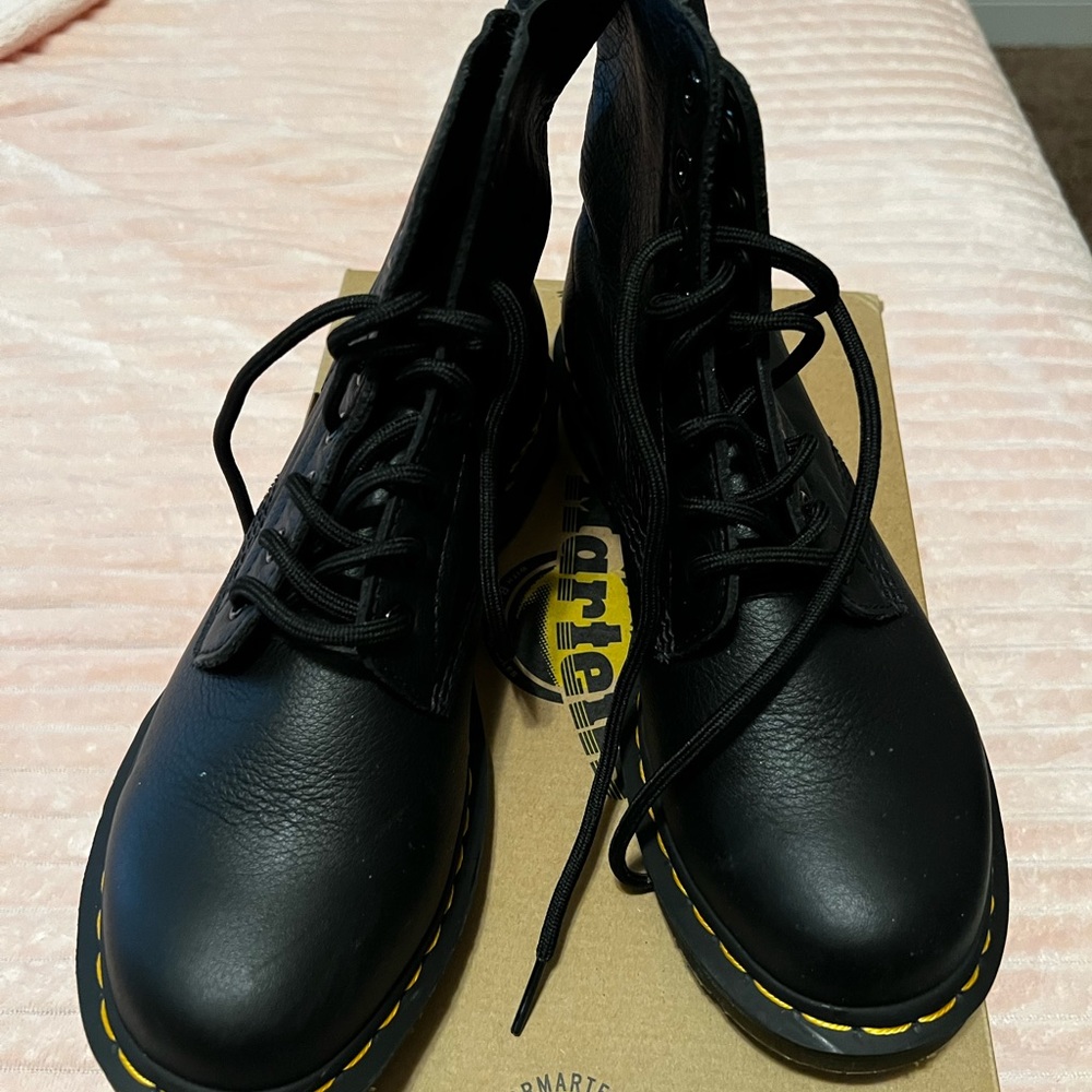 Used doc martens. Only worn twice!